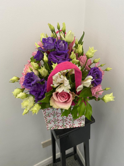 Pretty Pink Gift Bag - A charming arrangement presented in a decorative gift bag, designed to bring a touch of elegance and joy to any occasion. With its soft, romantic tones and fresh, natural styling, this design creates a beautifully balanced and eye-catching display.

Perfect for birthdays, thank you gifts, or a thoughtful surprise, this arrangement is easy to place and enjoy, making it a lovely choice for effortless gifting.